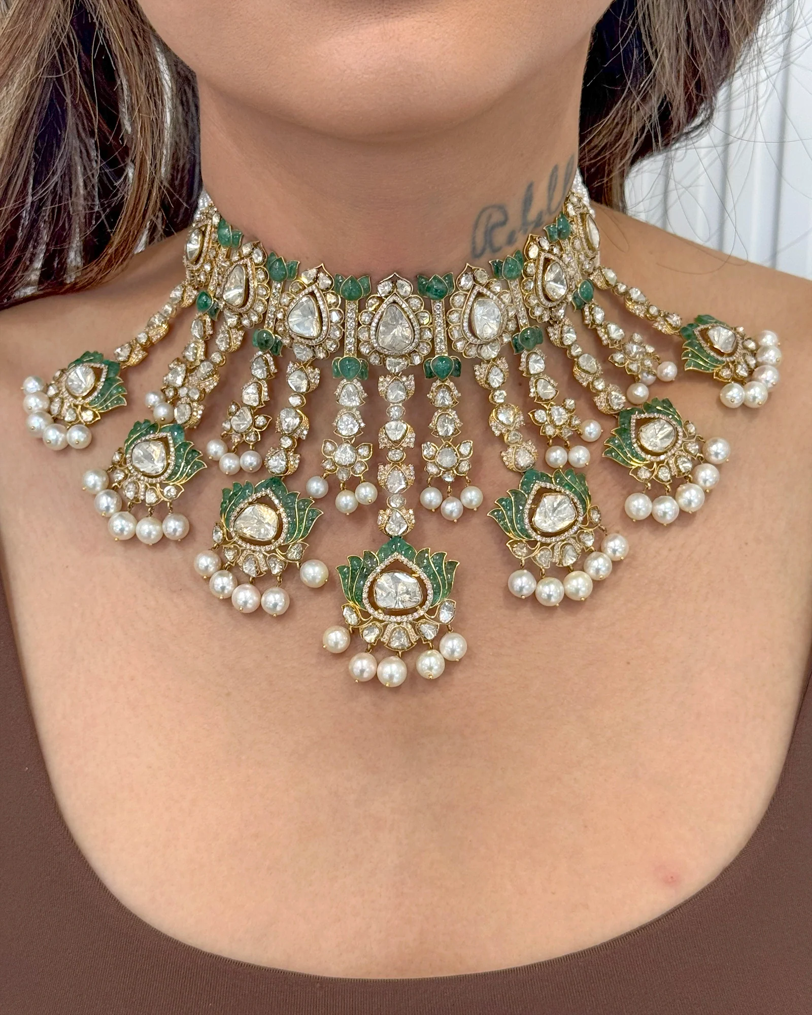 Jaisalmer Lotus Emerald Necklace - Image 3